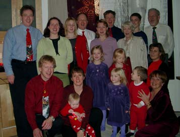 Hela klanen samlad hos Rune och Mumin på julafton 2001. Klicka för en större bild (55 kb).
